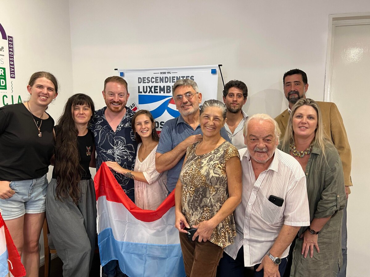 Daniel Atz with a group of Luxembourg descendants holding the Luxembourgish flag